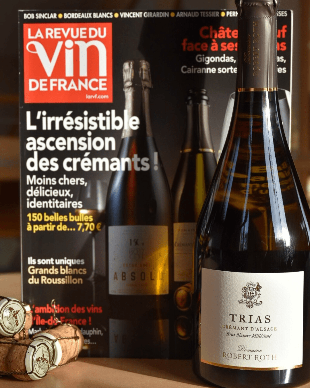 Photo de la couverture du magazine avec a côté la bouteille du Trias 2019 