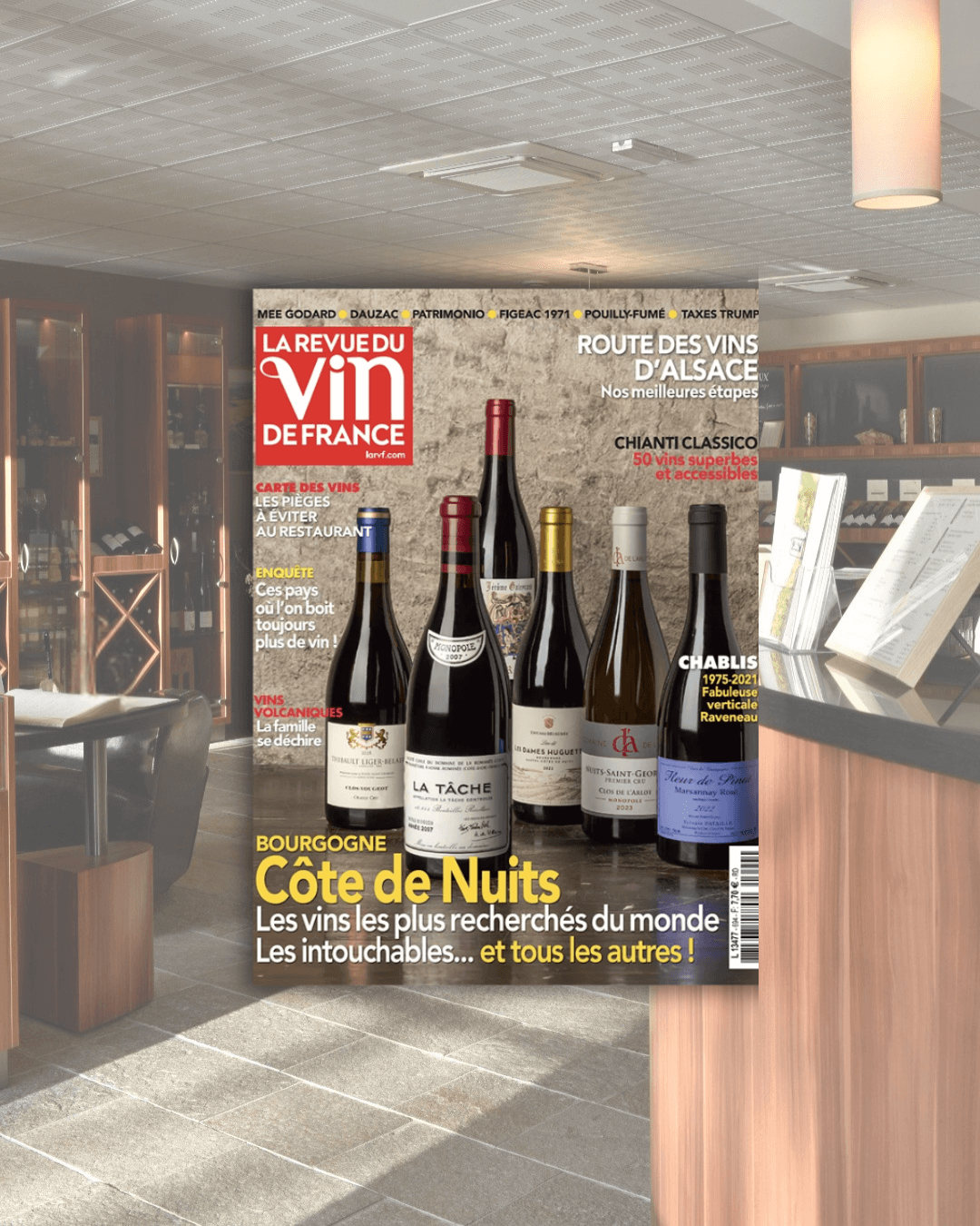 Montage photo avec en fond une photo du point de vente pour apercevoir l'ambiance alliant minéral et bois et au centre la photo de la couverture du magazine de la revue du vin de France