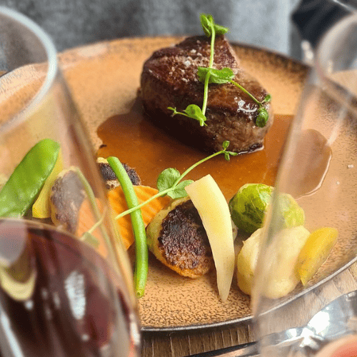 Plat gastronomique au restaurant Les Violettes Jungholtz en Alsace, viande et légumes de saison