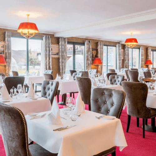 Salle du restaurant Les Violettes Jungholtz en Alsace, cadre élégant avec tables dressées et vue sur la nature