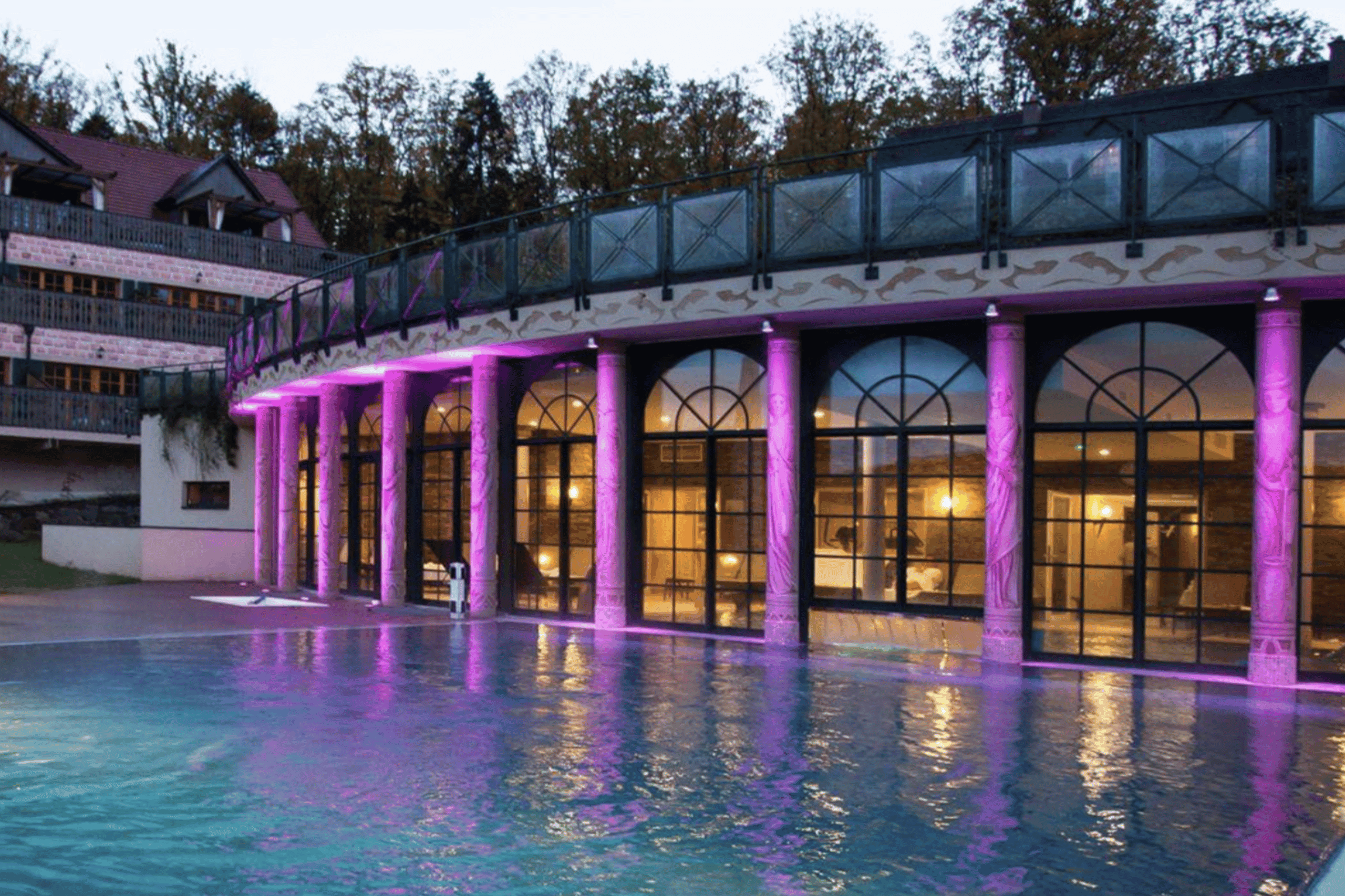 Spa Les Violettes Jungholtz en Alsace avec piscine extérieure et bâtiment illuminé